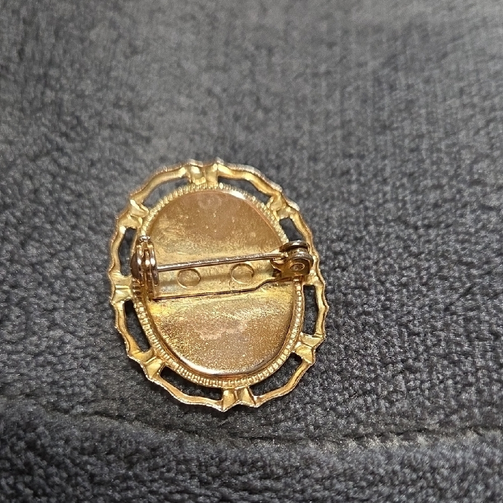 Elegant Gold and Cream Floral Cameo Brooch - Picture 2 of 4